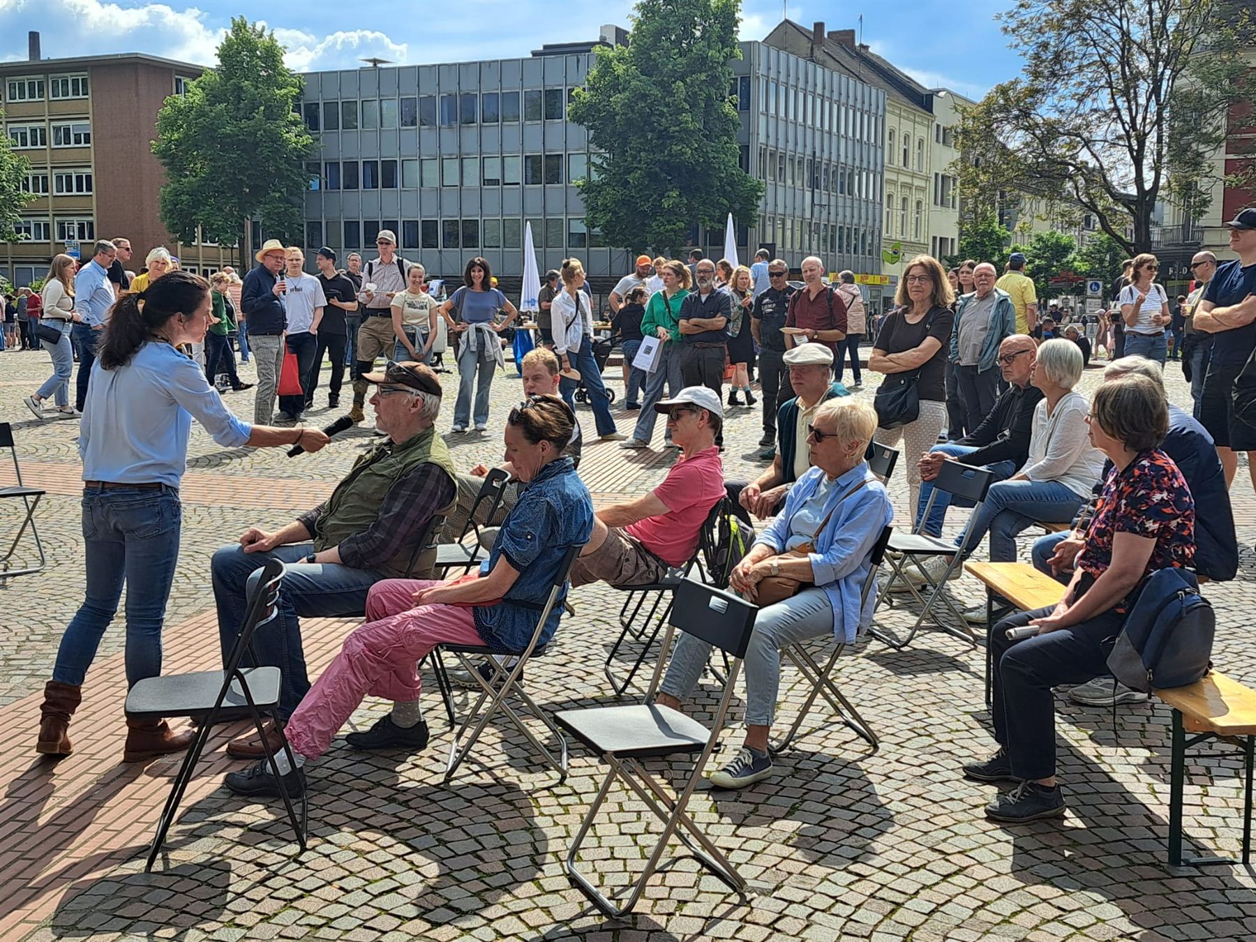 Unterhausdebatte unter freiem Himmel auf dem Marktplatz