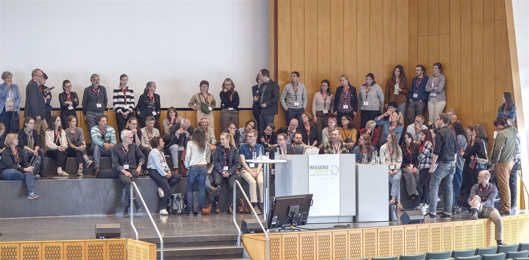 Voll besetzte Tribüne bei der Unterhausdebatte auf der WissensWerte