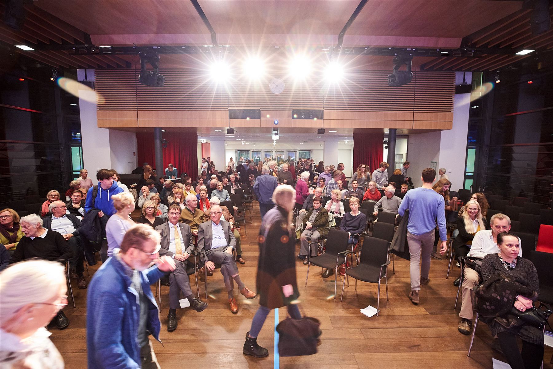 Teilnehmende wechseln im Saal die Seite