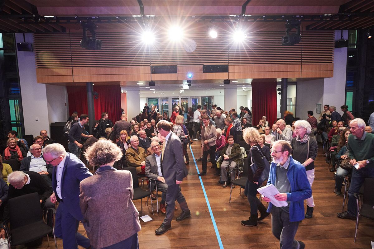Teilnehmende suchen sich ihren Platz auf der Ja- oder Nein-Seite